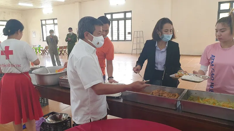 Ông Đoàn Ngọc Hải làm phục vụ tại quán cơm 5.000 đồng ​
