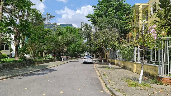 Đường Nguyễn Văn Huyên, TP Huế là một trong các tuyến đường được đề xuất thí điểm việc sử dụng vỉa hè vào mục đích kinh doanh tại TP Huế. Ảnh: THÁI HÙNG