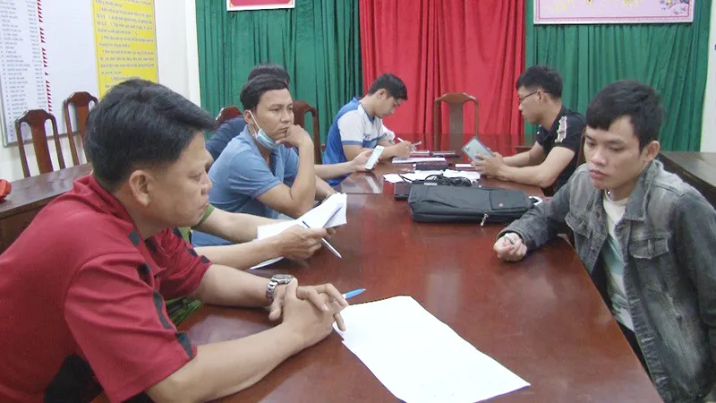 Công an đấu tranh với đối tượng Vũ và Sang (bên phải) ​