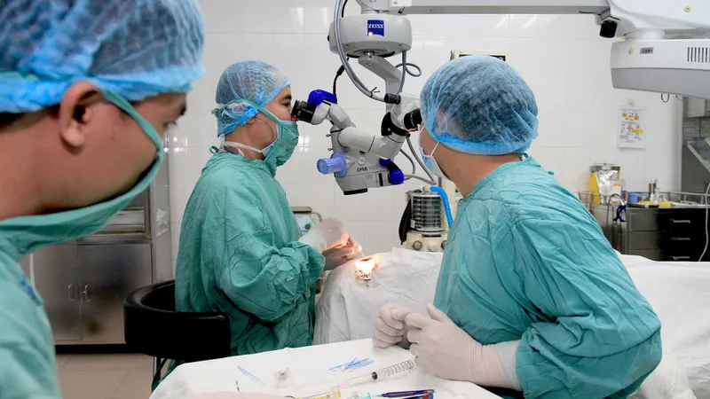 Ghép giác mạc từ người hiến tặng cho bệnh nhân hỏng mắt​