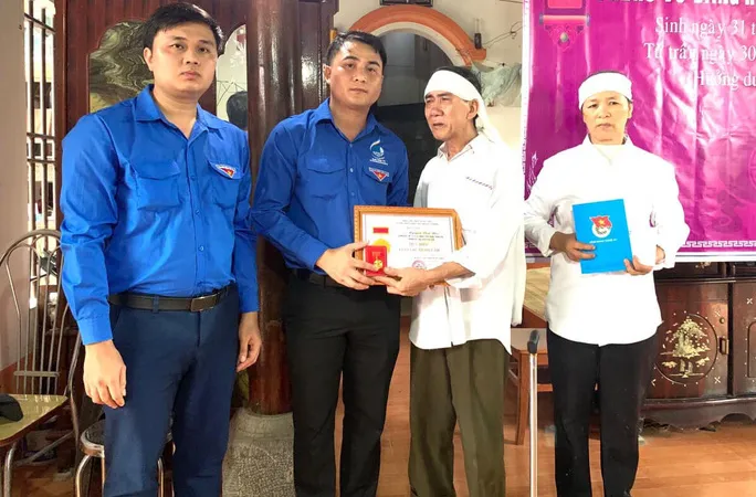 Trung ương Đoàn TNCS Hồ Chí Minh truy tặng Huy hiệu Tuổi trẻ dũng cảm cho sinh viên Nguyễn Văn Nhã. Ảnh: ĐT