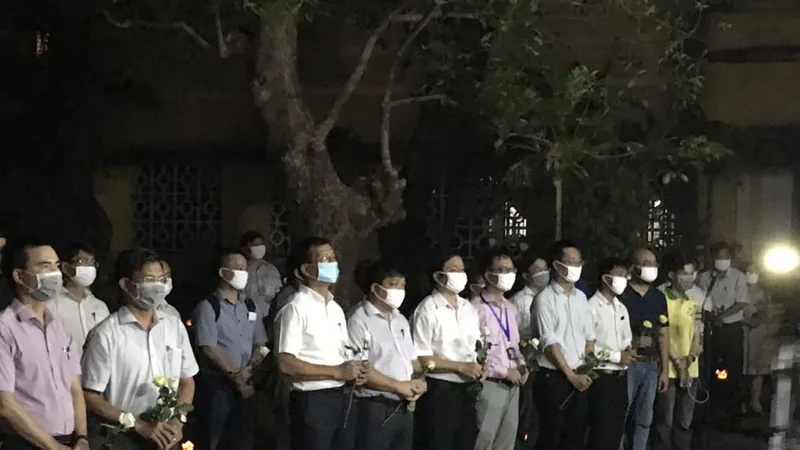 Thầy cô và bạn bè tưởng niệm tri ân Nguyễn Văn Nhã tại sân Trường ĐH Khoa học - ĐH Huế ​