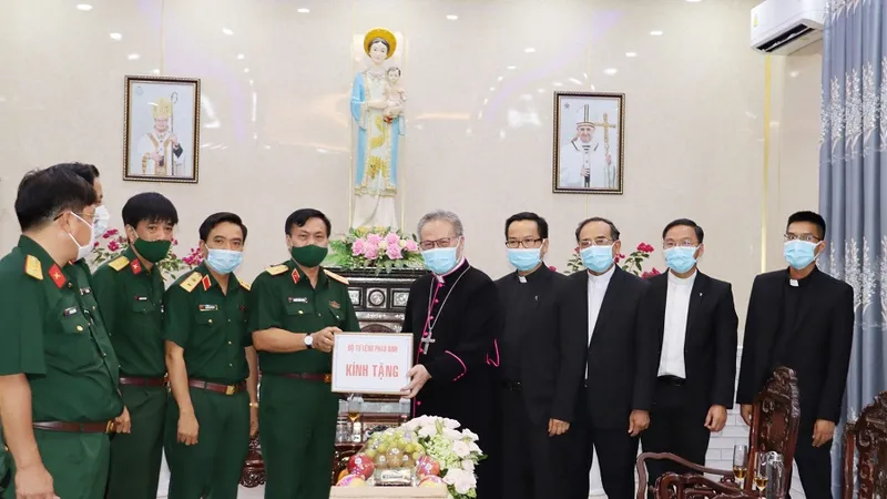 Bộ Tư lệnh Quân khu 4 trao tặng Tòa Tổng Giám mục Huế một số vật tư phòng, chống dịch Covid-19