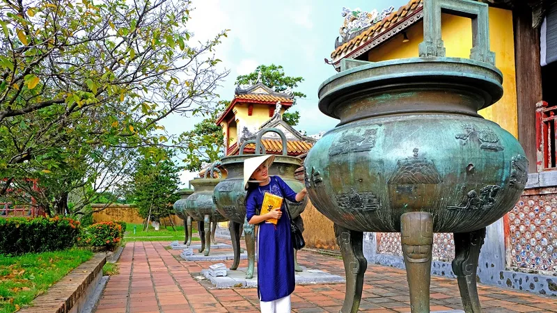Quanh hông các đỉnh đồng đúc nổi 153 cảnh vật, phân bố theo biểu đồ chung và được chia làm 3 hàng ngang, mỗi hàng một chủng loại. Ảnh: LÊ VĂN NGUYỆN ​
