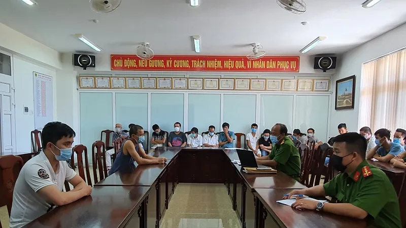 Công an đấu tranh với các đối tượng ​
