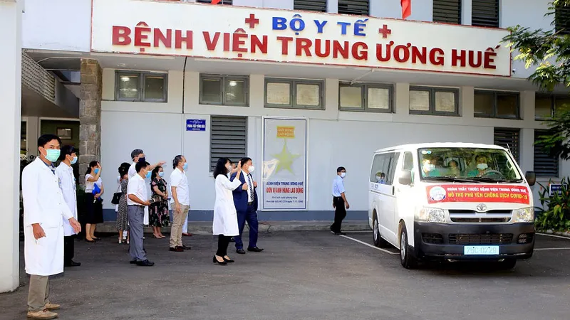 Đoàn thầy thuốc Bệnh viện Trung ương Huế tức tốc lên đường vào Phú Yên chống dịch Covid-19. ​