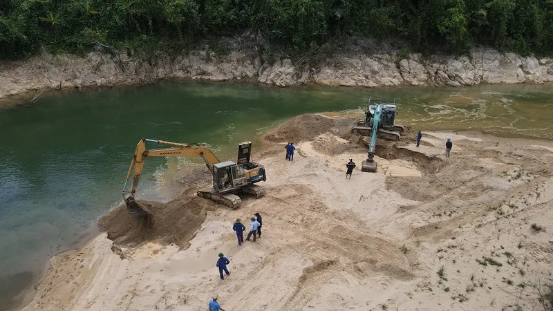 Nỗ lực tìm kiếm các nạn nhân tại bãi bồi khu vực Ngã 3 Tam Dần. Ảnh: QUANG ĐẠO