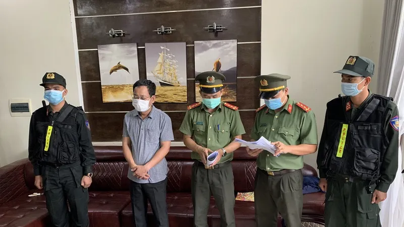 Cơ quan chức năng tỉnh Thừa Thiên - Huế đọc quyết định khởi tố vụ án, khởi tố bị can, bắt tạm giam Trần Xuân Long ​