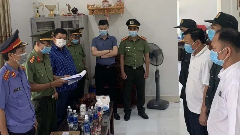 Công an đọc lệnh bắt tạm giam Đỗ Chí Thành (áo thun) ​