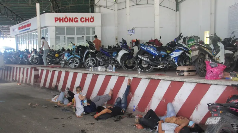 Người dân vật vờ chờ khai báo y tế tại chốt kiểm soát dịch bệnh Covid-19 ở Lăng Cô