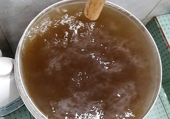 Người dân lo lắng khi sử dụng nước bẩn đục do Công ty CP Cấp nước Thừa Thiên - Huế cung cấp