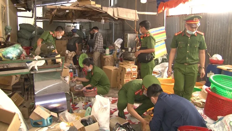 Công an thu giữ phụ tùng xe máy do ông Thạnh làm giả