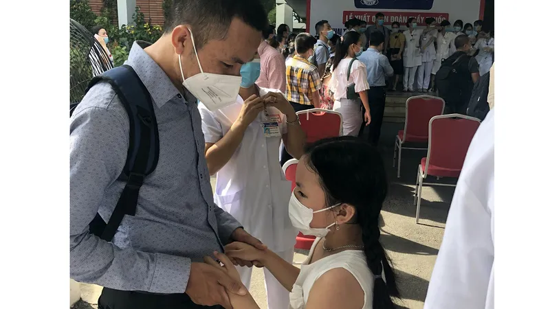 Tạm biệt con thơ, người bác sĩ Bệnh viện Trung ương Huế lên đường vào TPHCM chồng dịch Covid-19.