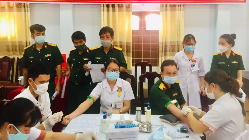 Các y, bác sĩ Bệnh viện Quân y 268 làm thủ tục trước khi hiến máu cứu người. ​