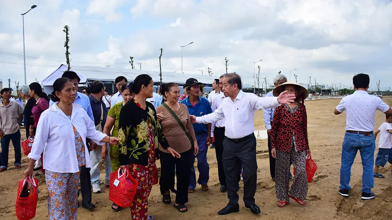 Ông Phan Ngọc Thọ khi còn là Chủ tịch UBND tỉnh Thừa Thiên - Huế trong năm 2020 đã dẫn người dân trả lại đất cho Di sản Huế đi xem khu tái định cư mới tại Khu quy hoạch Hương Sơ