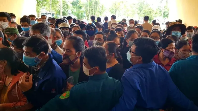 Công an và bảo vệ dân phòng không thể ngăn được dòng người đổ vào khu vực tiêm vaccine Covid-19 đặt tại Trung tâm Thể thao tỉnh Thừa Thiên – Huế vào chiều 26-10. ​