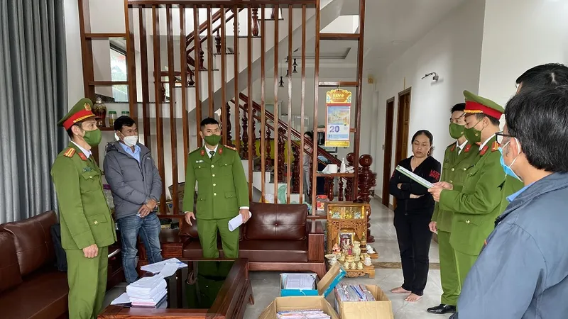 Công an thu giữ các tài liệu, chứng cứ để củng cố hồ sơ, xử lý Nguyễn Bền và Lê Tín theo quy định. ​