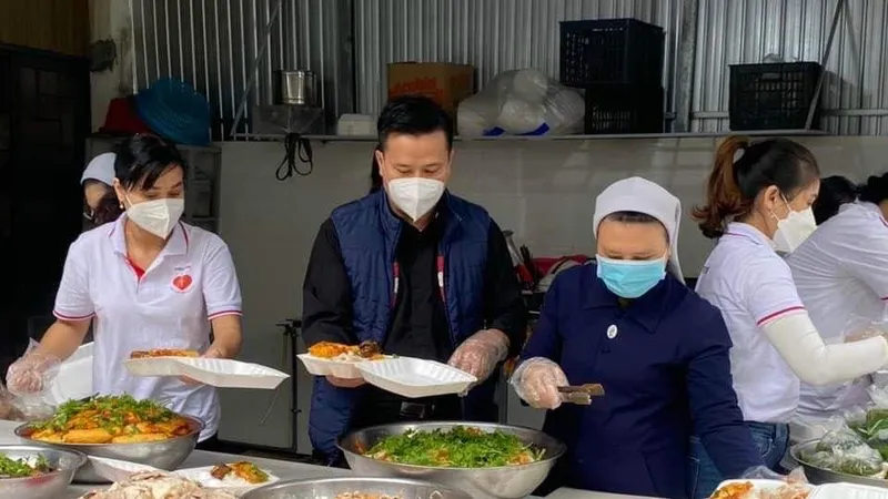 Chuẩn bị bánh mì làm quà Giáng sinh cho các F0 đang điều trị tại phòng khám Kim Long
