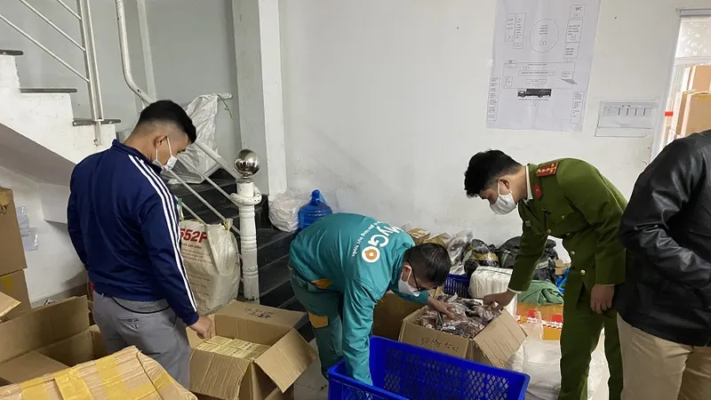 Công an phát hiện và tạm giữ nhiều sản phẩm ghi tăng, giảm cân không rõ nguồn gốc tại kho hàng của Công ty TNHH Thương mại dịch vụ Thảo Vũ và Công ty Kelly detox ​