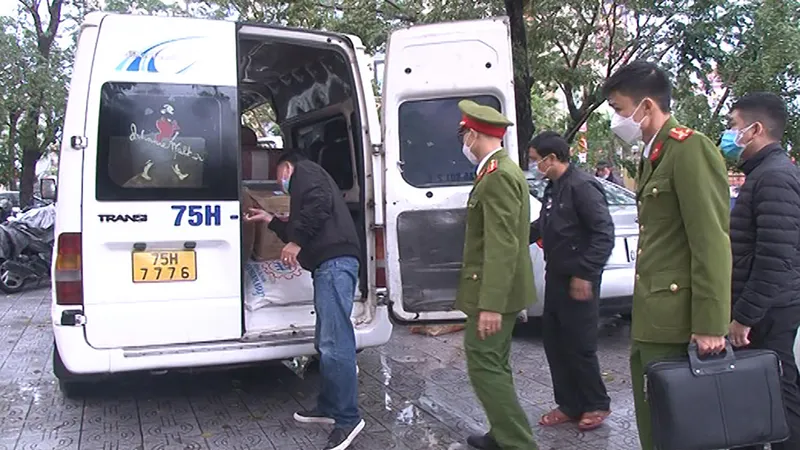 Công an phát hiện ô tô 75H-7776 chở cầy hương và rượu ngoại tráp phép. ​