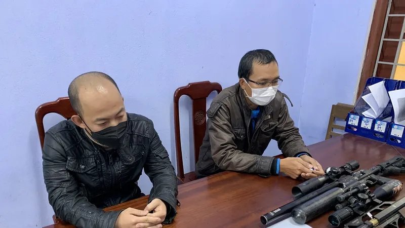 Hà và Thiệu cùng tang vật ​