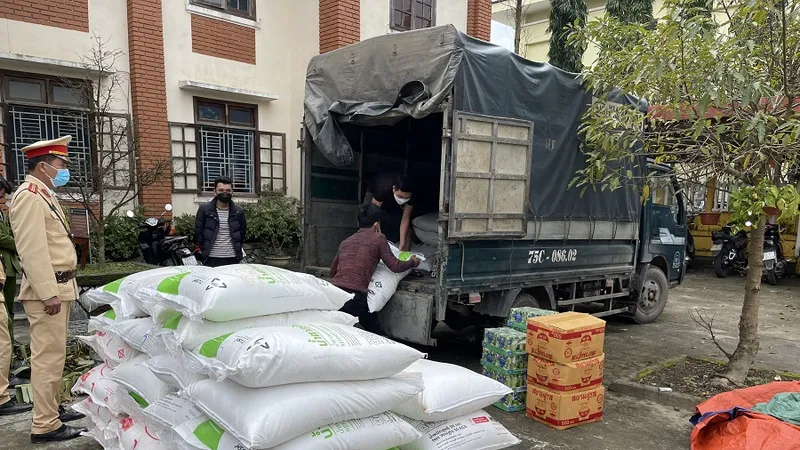 Số hàng hóa không có hóa đơn chứng từ do ô tô mang BKS 75C: 086.02 vận chuyển ​