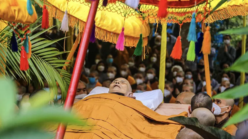 Trang nghiêm lễ nhập kim quan Thiền sư Thích Nhất Hạnh ​