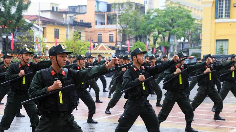 Biểu diễn võ thuật nghiệp vụ tại lễ ra mắt Tiểu đoàn Cảnh sát cơ động dự bị chiến đấu thuộc Công an tỉnh Thừa Thiên - Huế ​