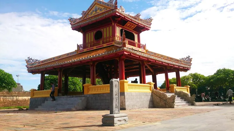 Tấm bia đá trước mặt di tích Phu Văn Lâu trước khi bị gãy ​