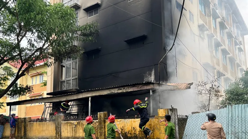 Công an khống chế và dập tắt vụ cháy ​