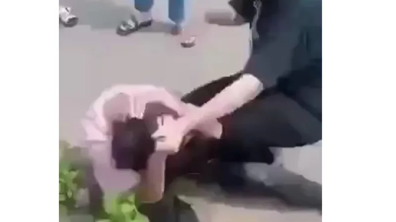 Clip quay cảnh nữ sinh T bị đánh dã man giữa đường. ​