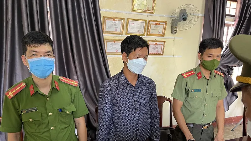 Công an đọc lệnh bắt tạm giam Nguyễn Khánh Toàn ​