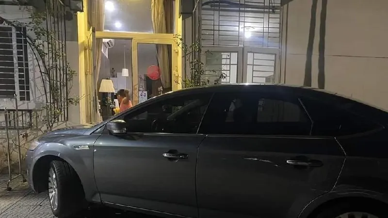 Chiếc xe do ông Dũng điều khiển đậu chặng lối ra vào của nhà chị T ​