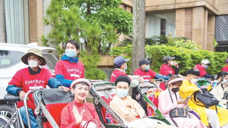 Đoàn khách Thái Lan tham quan cố đô Huế bằng xích lô ​