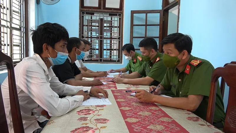 Công an đang lấy lời khai từ các đối tượng ​