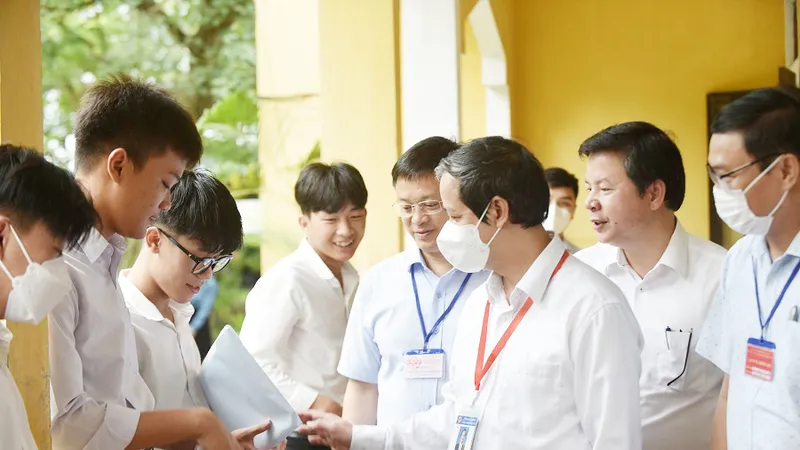 Bộ trưởng Bộ GD-ĐT Nguyễn Kim Sơn động viên sĩ tử tham gia kỳ thi tốt nghiệp THPT 2022 tại điểm thi Trường THPT Đặng Huy Trứ ​