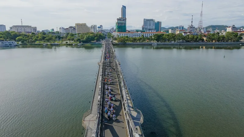Diễu hành xe máy cổ qua cầu Trường Tiền