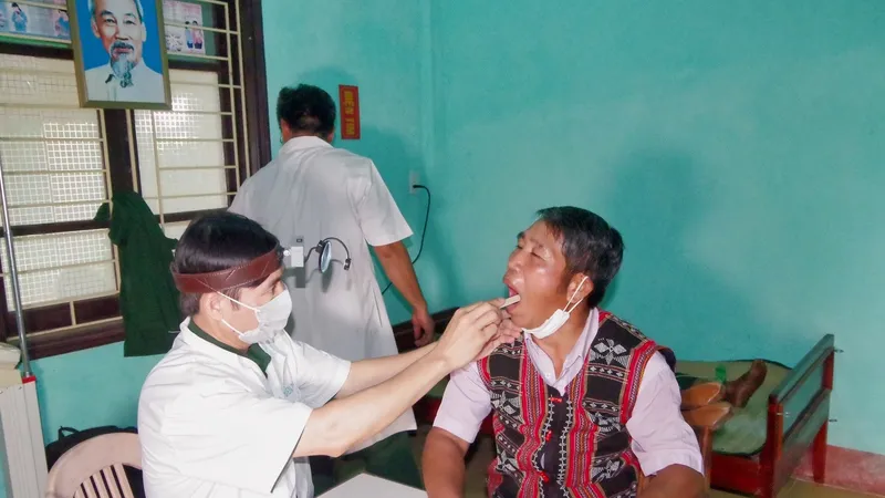 Khám bệnh và cấp phát thuốc miễn phí cho thương binh, bệnh binh, người có công với cách mạng, người có hoàn cảnh khó khăn tại xã Quảng Nhâm
