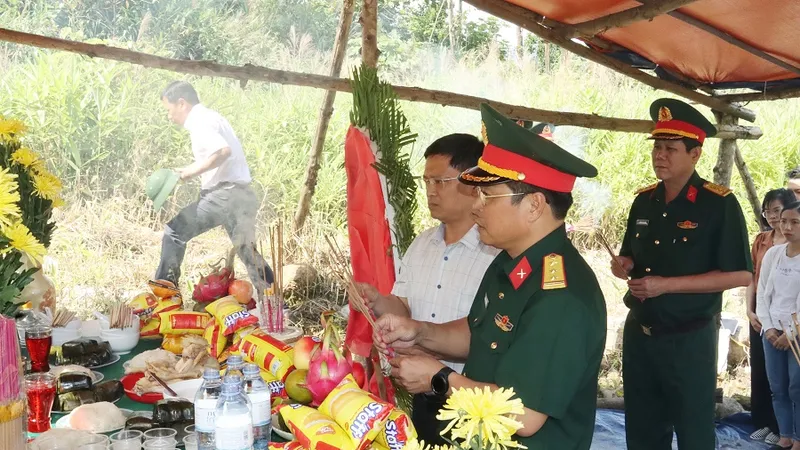 Dâng hoa, dâng hương tưởng nhớ, tri ân 13 liệt sĩ đã hy sinh khi làm nhiệm vụ cứu nạn tại khu vực sạt lở Thủy điện Rào Trăng 3