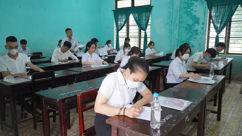 Thí sinh làm bài thi môn Ngữ văn tại kỳ thi tốt nghiệp THPT 2022 ở Thừa Thiên - Huế ​