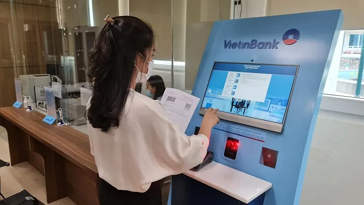 Người dân sử dụng dịch vụ tại điểm thanh toán không dùng tiền mặt ở Trung tâm hành chính công TP Huế