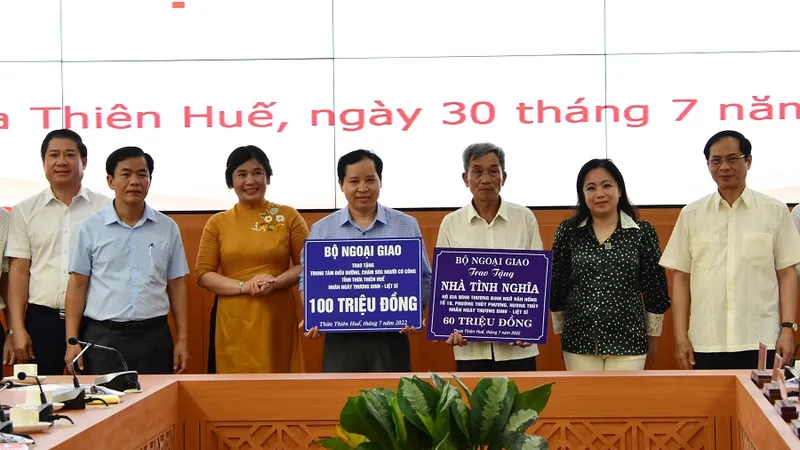Bộ Ngoại giao trao 100 triệu đồng tặng Trung tâm Điều dưỡng chăm sóc người có công tỉnh Thừa Thiên – Huế và 60 triệu đồng xây nhà tình nghĩa cho hộ gia đình chính sách là thương binh Ngô Văn Hồng ​