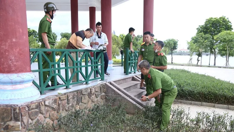 Công an thu thập chứng cứ điều tra vụ án