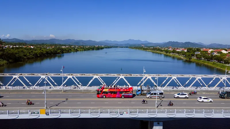 Tham quan Cố đô Huế bằng xe bus 2 tầng ​