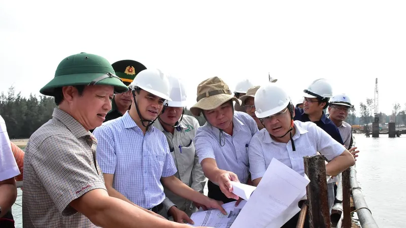 Ông Lê Trường Lưu, Bí thư Tỉnh ủy và ông Hoàng Hải Minh, Phó Chủ tịch UBND tỉnh Thừa Thiên - Huế kiểm tra và đốc thúc các công trình trọng điểm ven biển vào sáng 6-9 