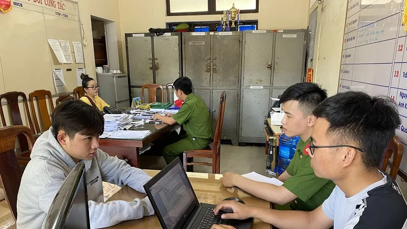 Công an đấu tranh lấy lời khai từ các đối tượng lừa đảo ​