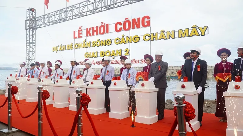 Khởi công Dự án Đê chắn sóng cảng Chân Mây giai đoạn 2 ​