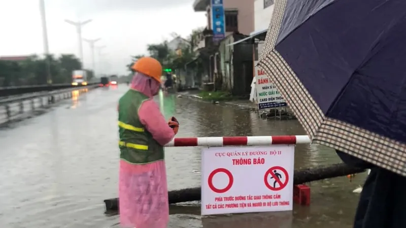 QL 1A đoạn qua địa bàn xã Lộc Trì, huyện Phú Lộc, tỉnh Thừa Thiên - Huế bị ngập gây khó khăn cho người và phương tiện tham gia giao thông. ​