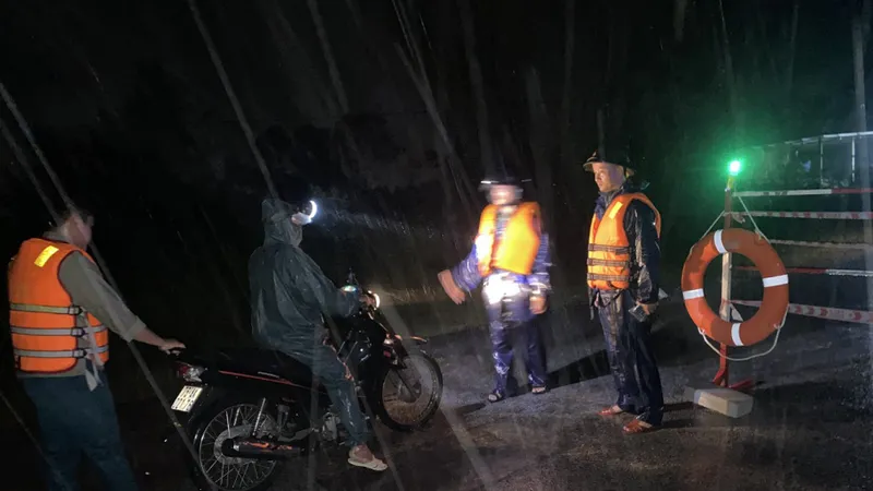 Dân quân kịp thời hướng dẫn người dân không đi vào khu vực nguy hiểm