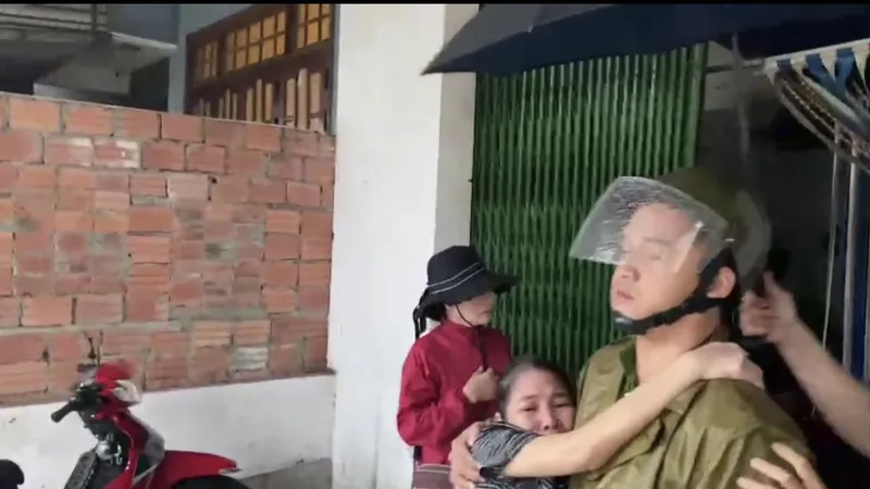 Công an TP Huế hỗ trợ người yếu thế đi tránh mưa lũ ​